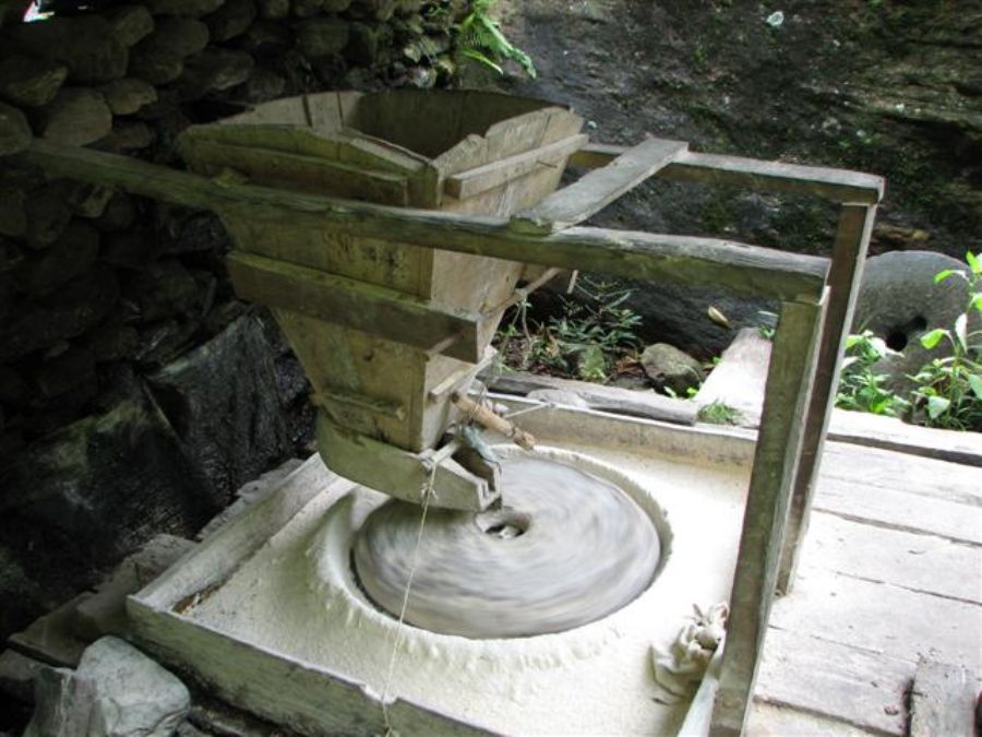 Milling (flower) station powered by water